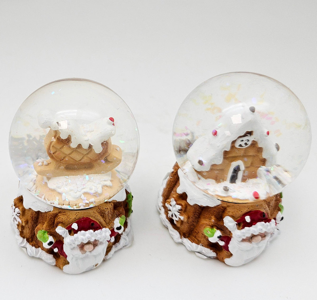 Süße Mini - Schneekugel Lebkuchenhaus auf Sockel Weihnachtsbäckerei 45 mm Durchmesser - Schneekugelhaus