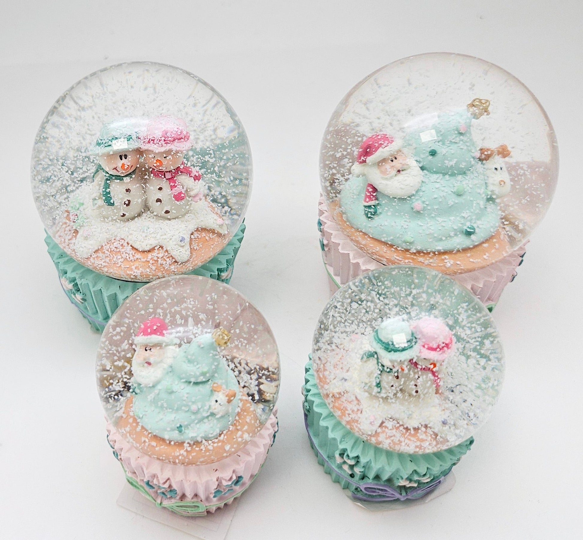 Süße Mini - Schneekugel Muffin türkis Schneemann - Paar auf Sockel Weihnachtsbäckerei 45 mm Durchmesser - Schneekugelhaus