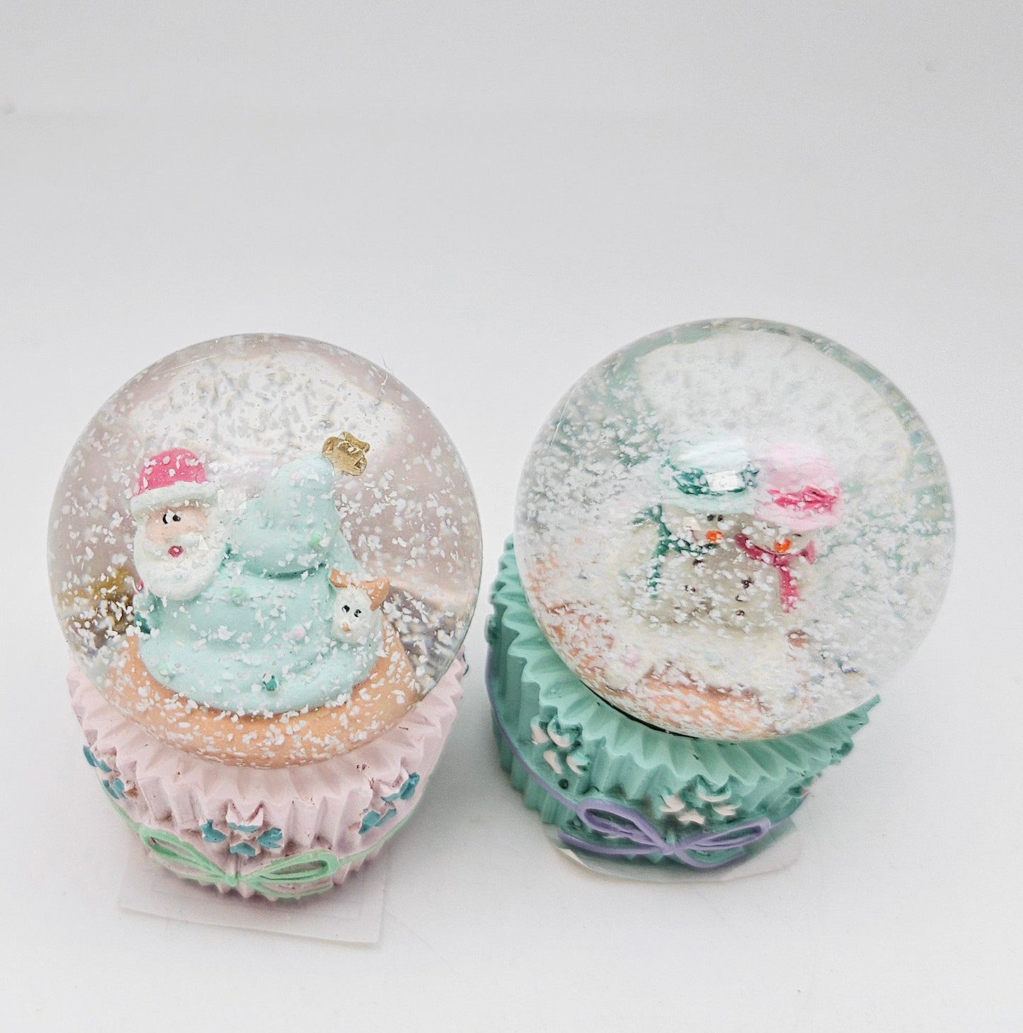 Süße Mini - Schneekugel Muffin türkis Schneemann - Paar auf Sockel Weihnachtsbäckerei 45 mm Durchmesser - Schneekugelhaus