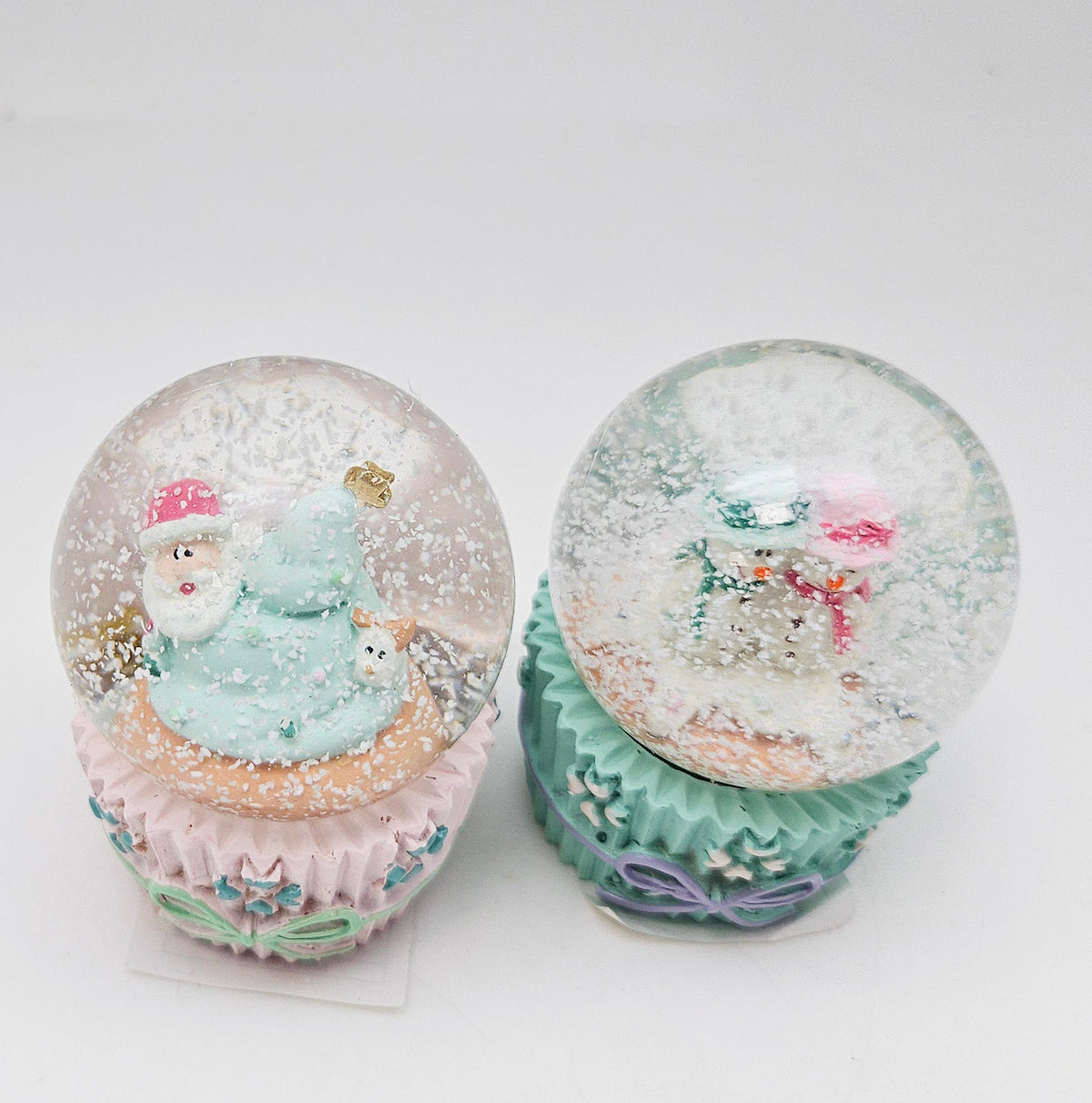 Süße Mini - Schneekugel Muffin türkis Schneemann - Paar auf Sockel Weihnachtsbäckerei 45 mm Durchmesser - Schneekugelhaus
