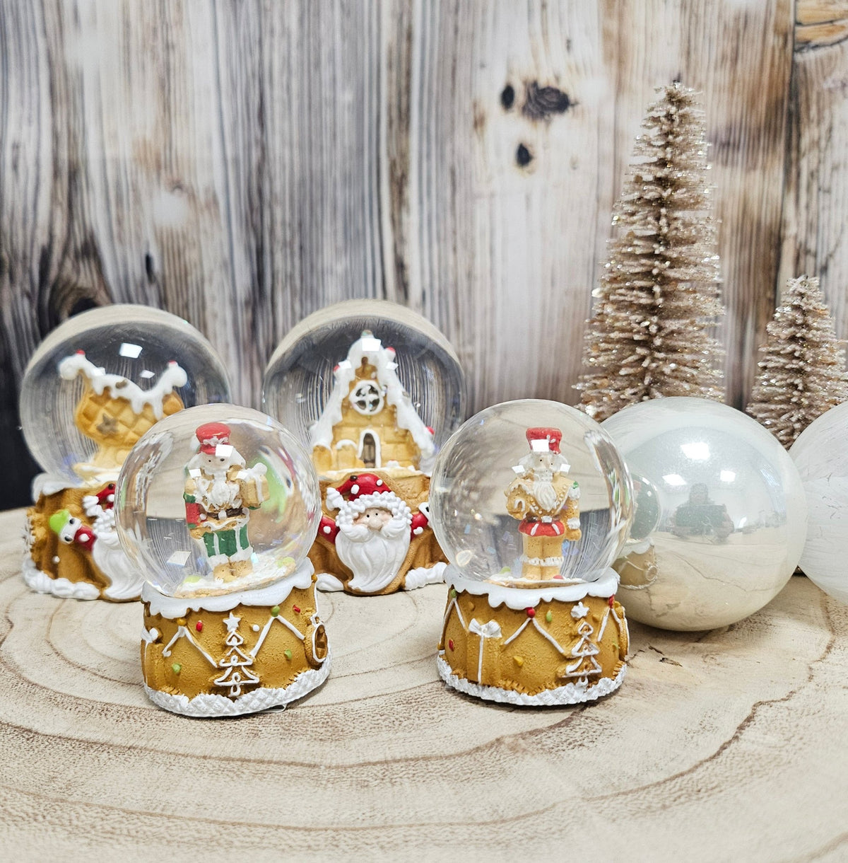 Süße Mini - Schneekugel Nussknacker Geschenkpaket ocker auf Sockel Weihnachtsbäckerei 45 mm Durchmesser - Schneekugelhaus