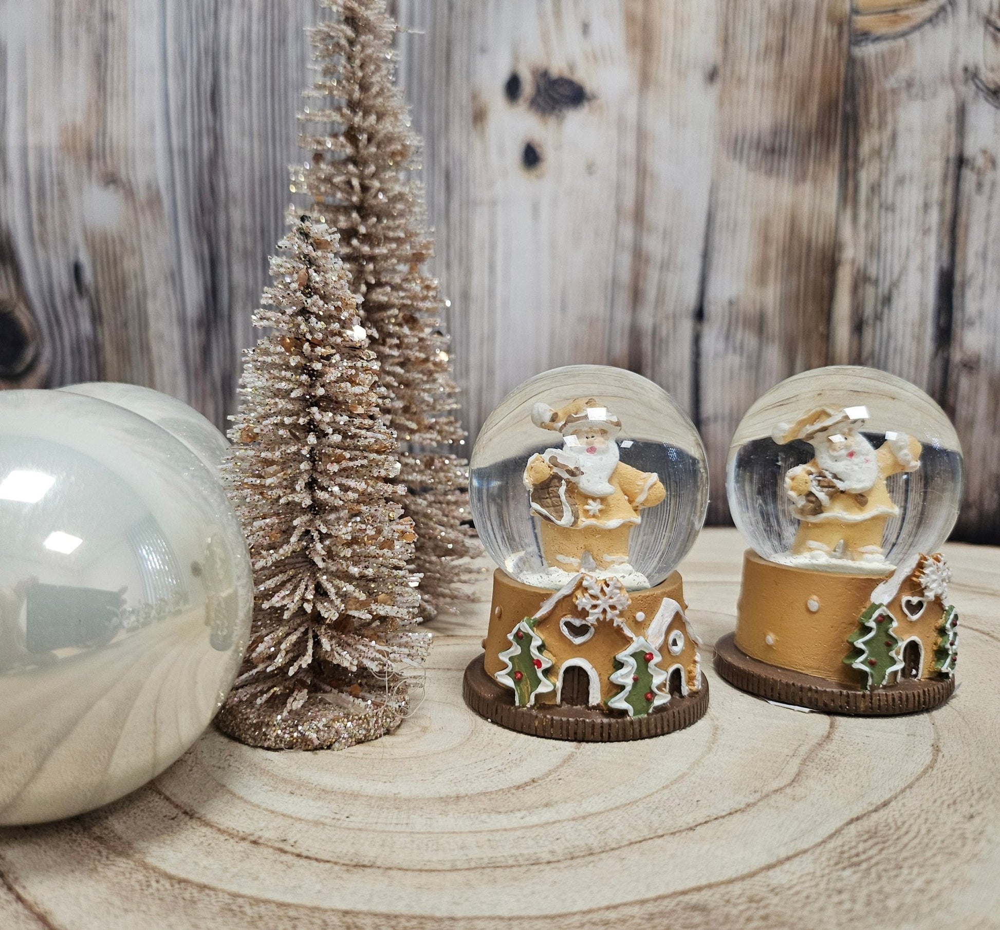 Süße Mini - Schneekugel Weihnachtsmann Lebkuchenherz mit Geschenkpaket auf Sockel Weihnachtsbäckerei 45 mm Durchmesser - Schneekugelhaus