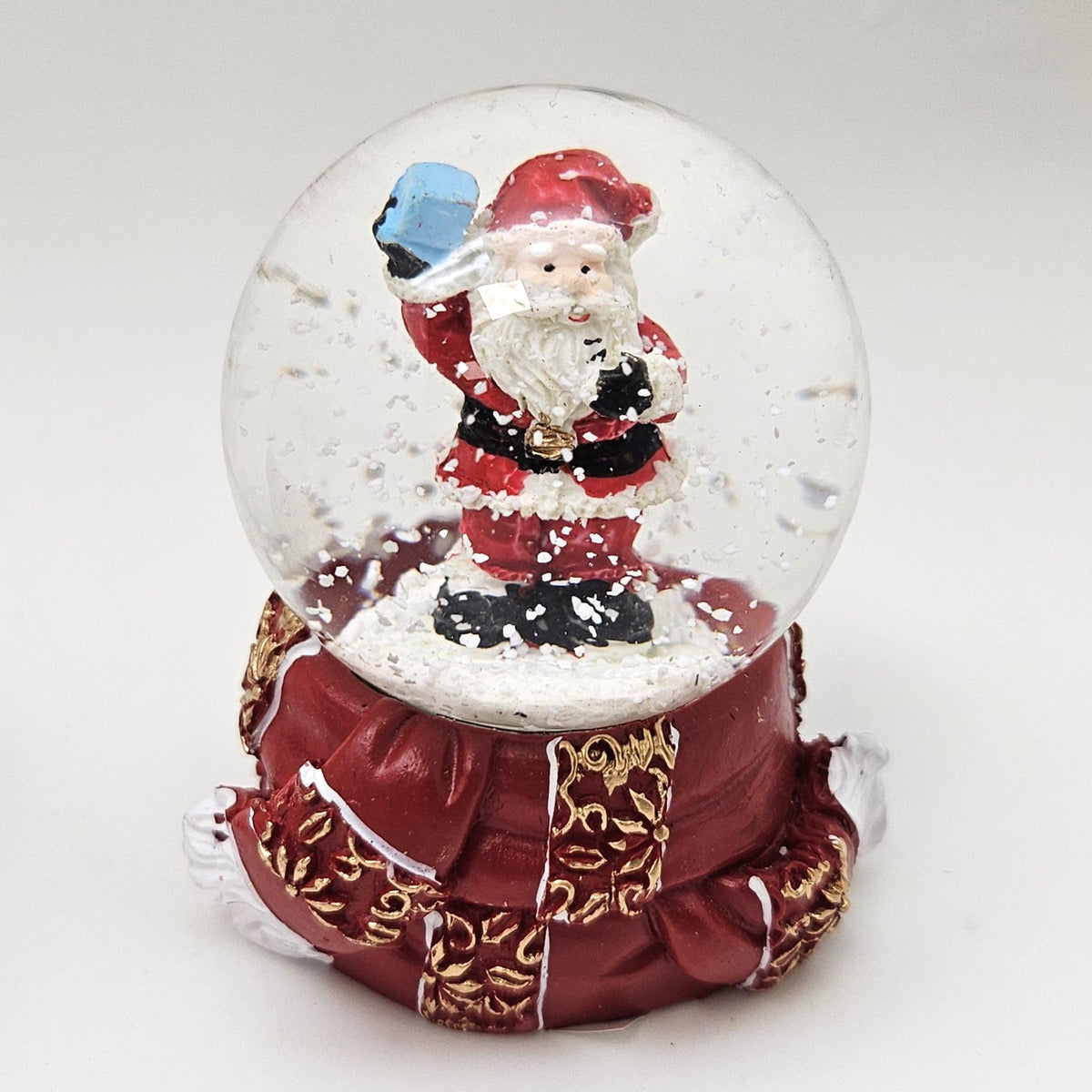 Süße Mini - Schneekugel Weihnachtsmann Schneeball auf Sockel rot gold Winterschal B: 45mm - Schneekugelhaus