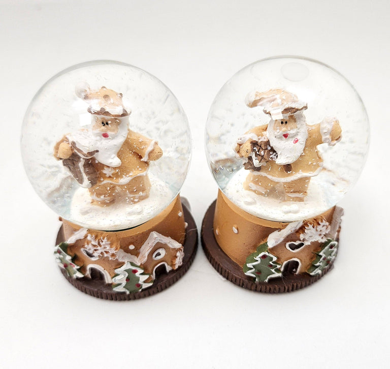 Süße Mini - Schneekugel Weihnachtsmann Waffel mit Geschenkpaket auf Sockel Weihnachtsbäckerei 45 mm Durchmesser - Schneekugelhaus