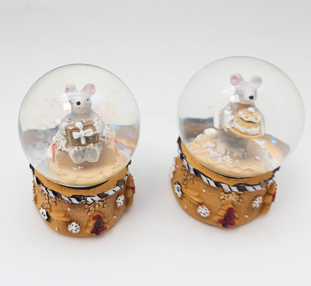 Süße Mini - Schneekugel Weihnachtsmaus Geschenkpaket auf Sockel Weihnachtsbäckerei 45 mm Durchmesser - Schneekugelhaus