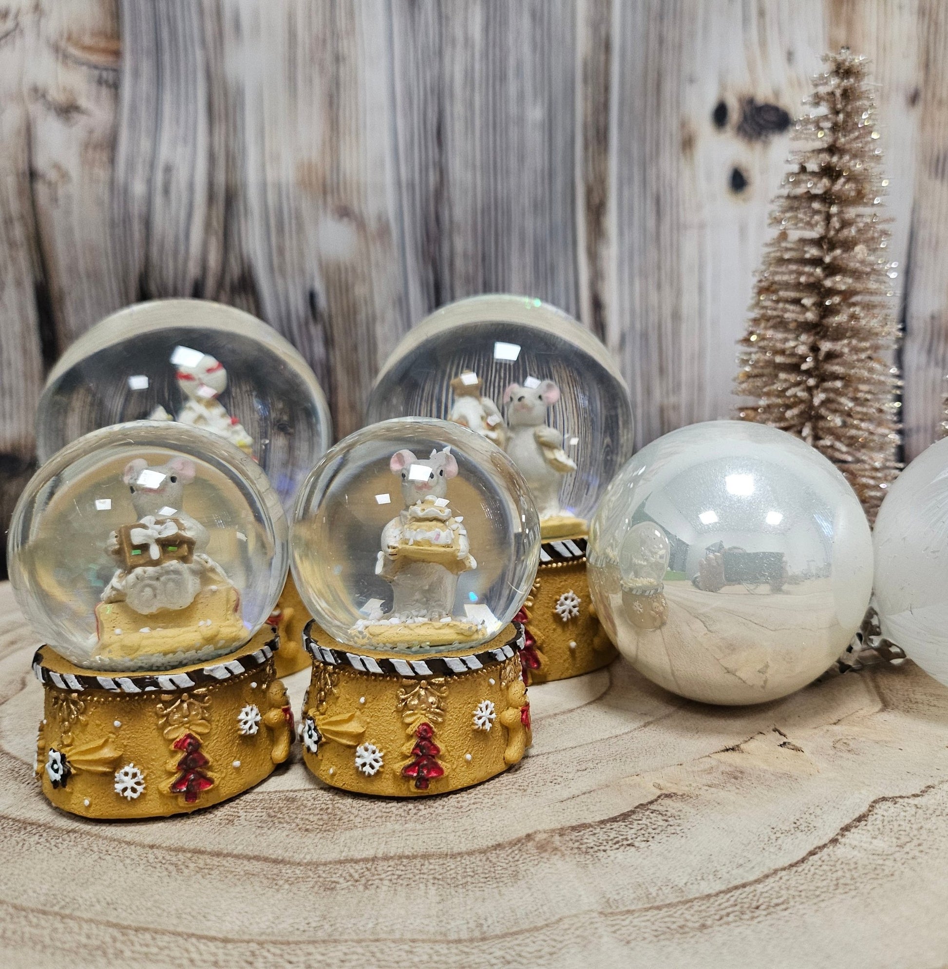 Süße Mini - Schneekugel Weihnachtsmaus Geschenkpaket auf Sockel Weihnachtsbäckerei 45 mm Durchmesser - Schneekugelhaus