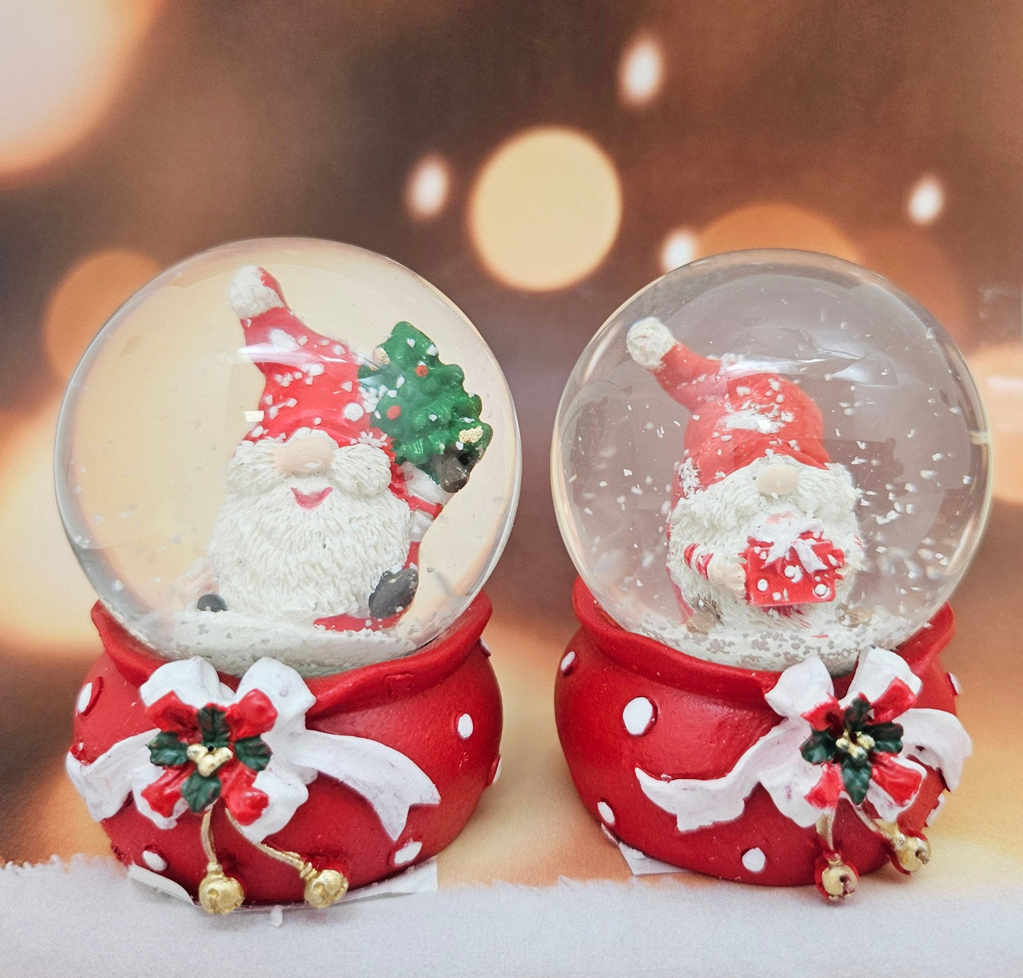 Süße Mini - Schneekugel Weihnachtswichtel Geschenkpaket auf Sockel Weihnachten rot 45 mm Durchmesser - Schneekugelhaus