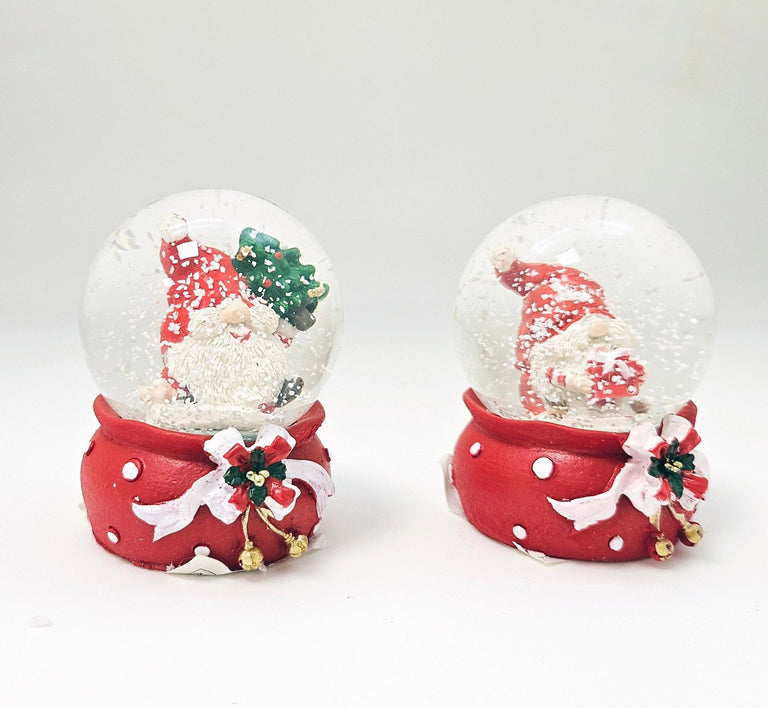 Süße Mini - Schneekugel Weihnachtswichtel Geschenkpaket auf Sockel Weihnachten rot 45 mm Durchmesser - Schneekugelhaus
