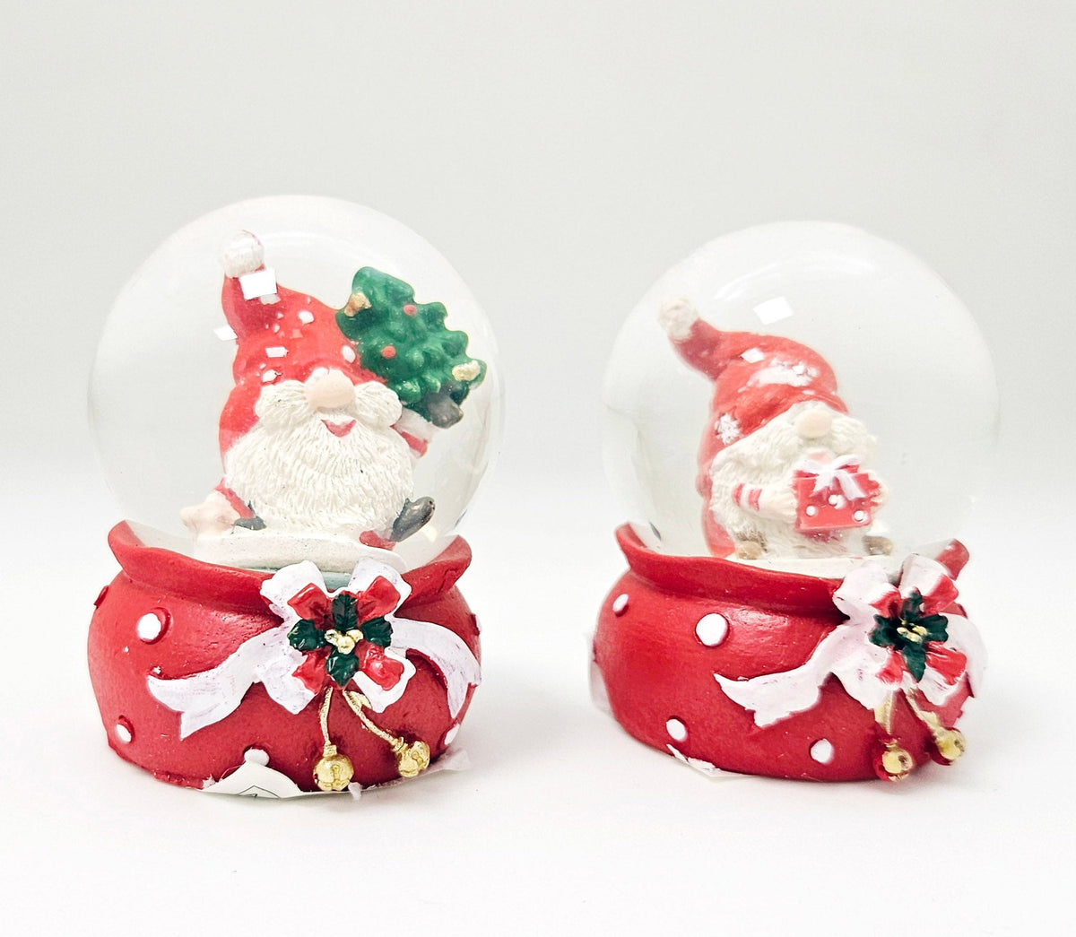 Süße Mini - Schneekugel Weihnachtswichtel Tannenbaum auf Sockel Weihnachten rot 45 mm Durchmesser - Schneekugelhaus