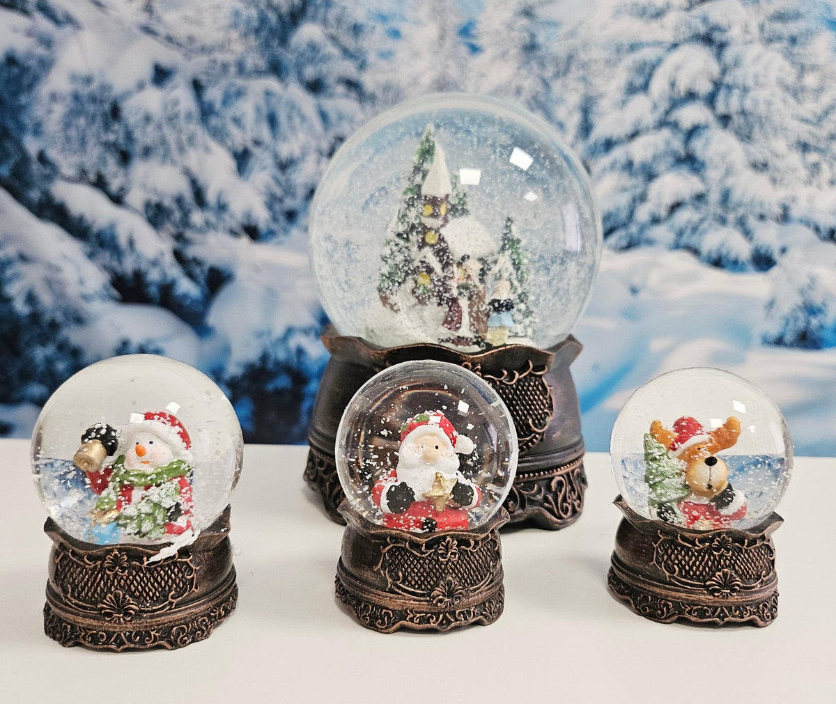 Süße Mini - Schneekugeln Weihnachtsmann auf Sockel antik kupfer Landschaft B: 45mm - Schneekugelhaus