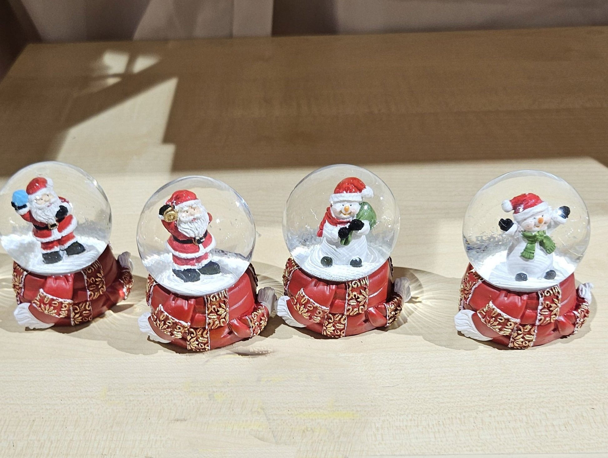 Süße Schneekugel Schneemann grüner Sack auf Sockel rot gold Winterschal B: 65mm - Schneekugelhaus