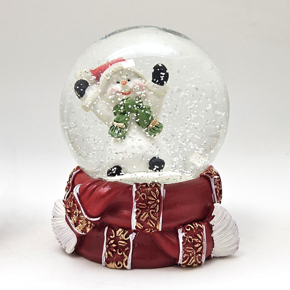 Süße Schneekugel Schneemann grüner Schal auf Sockel rot gold Winterschal B: 65mm - Schneekugelhaus