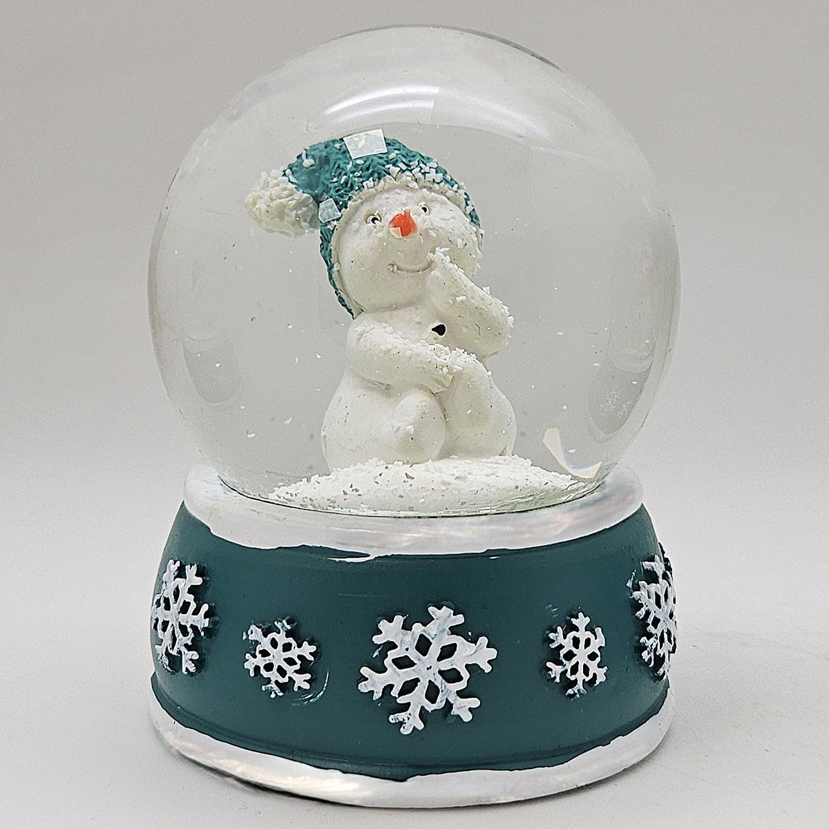 Süße Schneekugel Schneemann Hand am Mund auf Sockel türkis weiße Schneeflocke B: 65mm - Schneekugelhaus