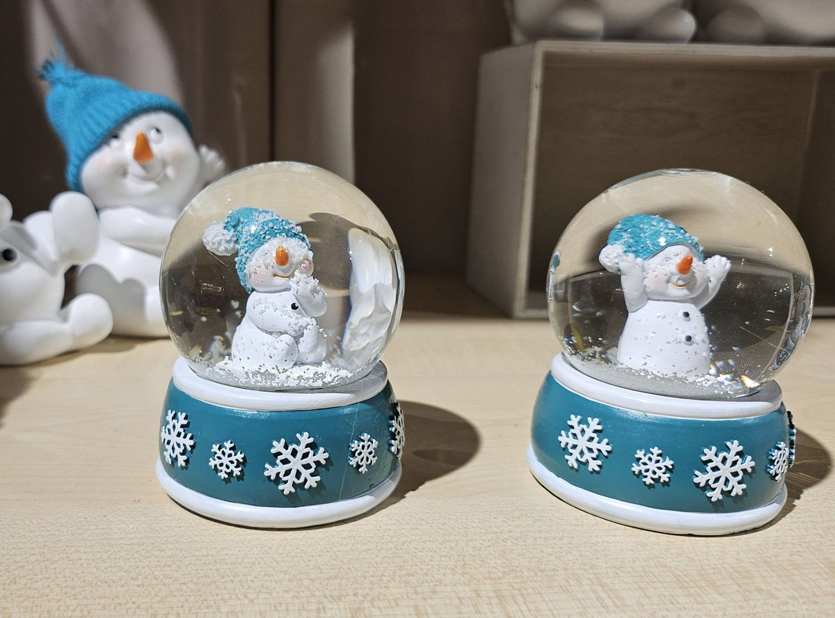 Süße Schneekugel Schneemann Hände zusammen auf Sockel türkis weiße Schneeflocke B: 65mm - Schneekugelhaus