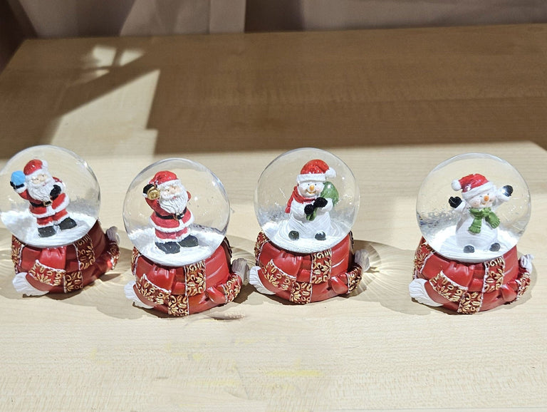Süße Schneekugel Weihnachtsmann Schneeball auf Sockel rot gold Winterschal B: 65mm - Schneekugelhaus