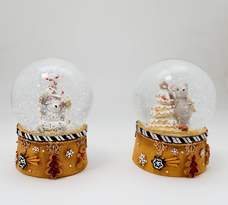 Süße Schneekugel Weihnachtsmaus mit Muffinbaum ocker auf Sockel Weihnachtsbäckerei 65 mm Durchmesser - Schneekugelhaus