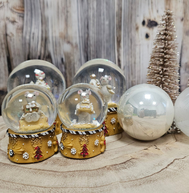 Süße Schneekugel Weihnachtsmaus mit Muffinbaum ocker auf Sockel Weihnachtsbäckerei 65 mm Durchmesser - Schneekugelhaus