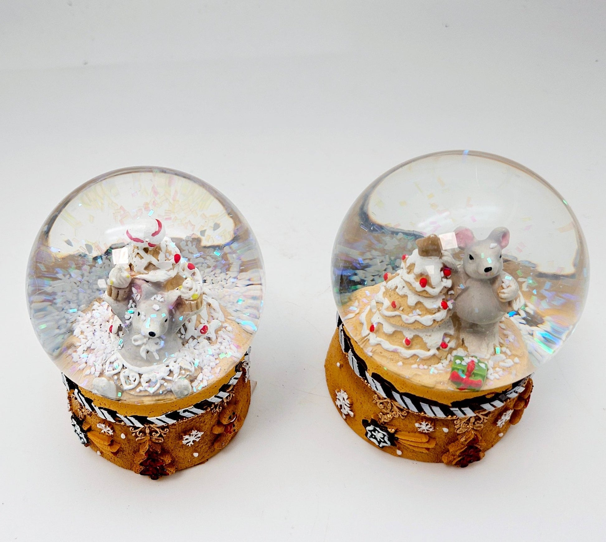 Süße Schneekugel Weihnachtsmaus mit Muffinbaum ocker auf Sockel Weihnachtsbäckerei 65 mm Durchmesser - Schneekugelhaus