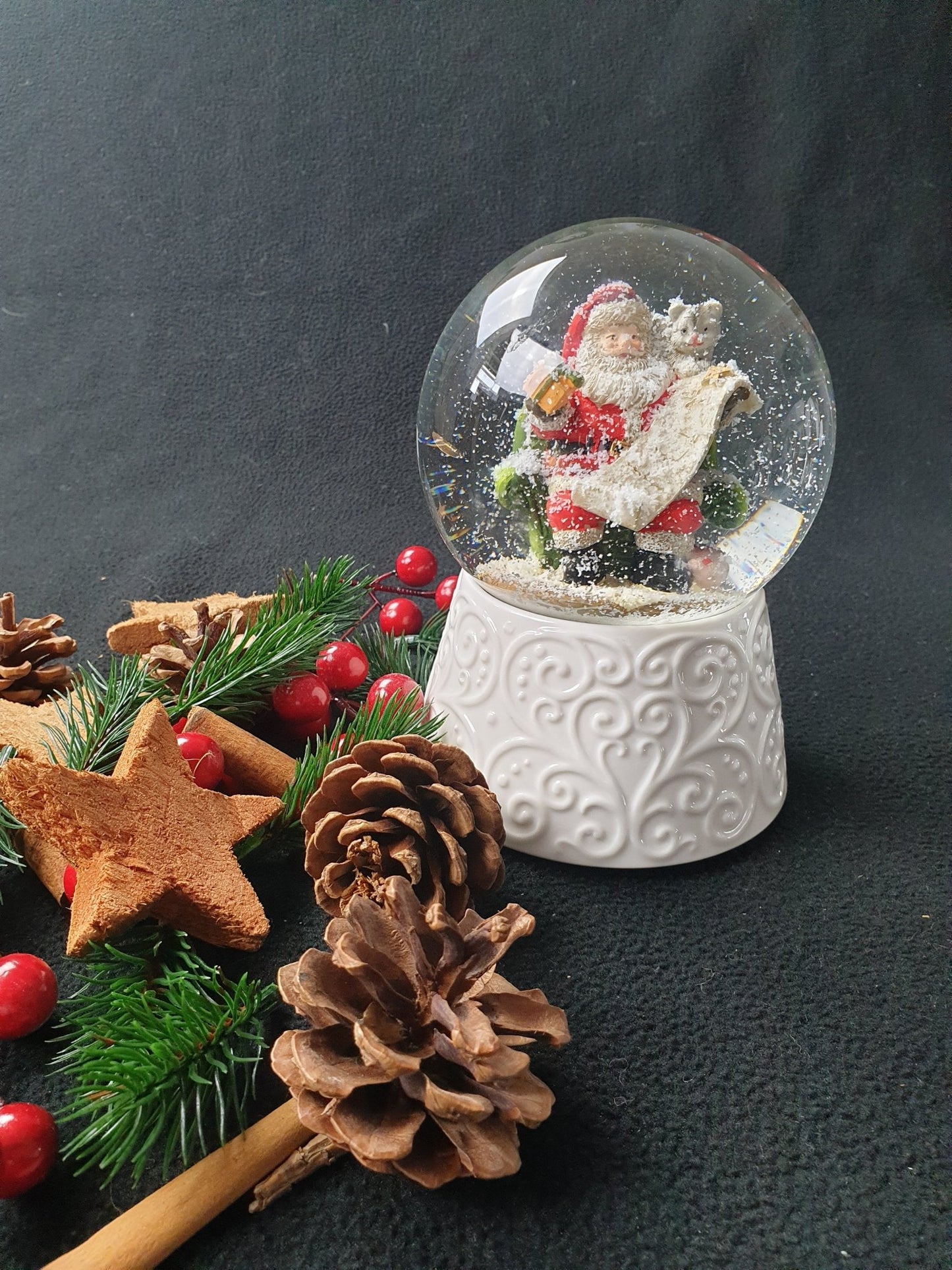 Edle Schneekugel auf weißem Porzellansockel Santa mit Spieluhr - Schneekugelhaus