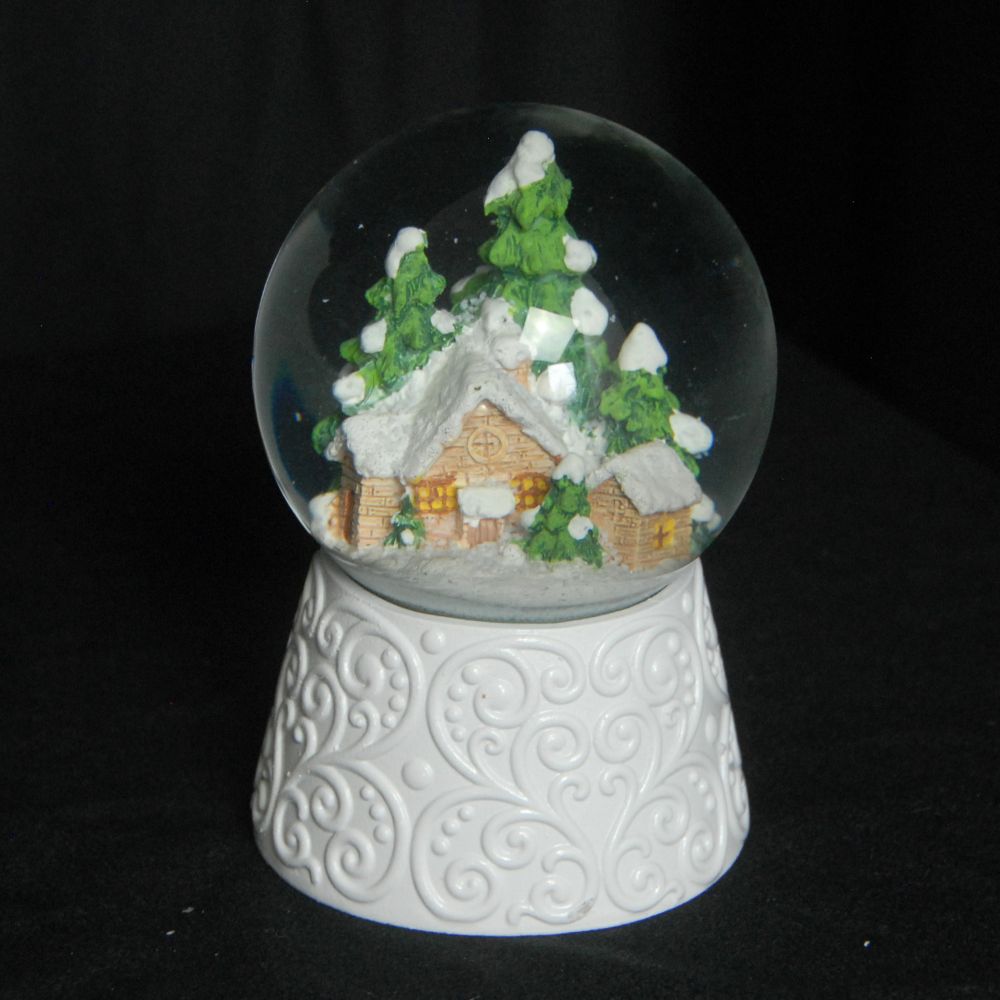 Edle Schneekugel Hüttenzauber Berghütte auf weißem Ornamentsockel 100 mm Durchmesser mit Spieluhr - Schneekugelhaus