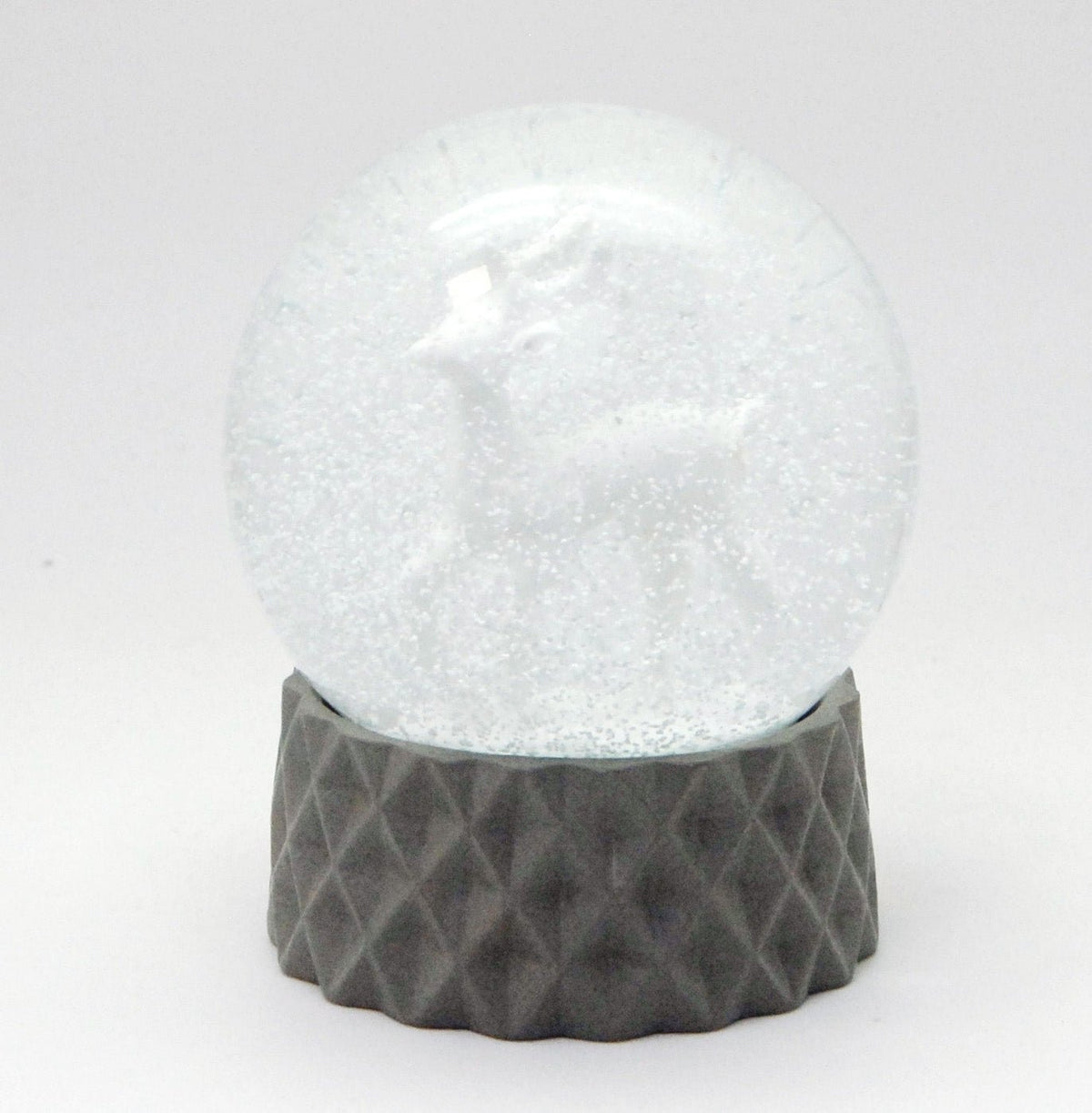 Schneekugel Hirsch weiß auf sand farben Sockel kubisch "PURE-Line" 10 cm Durchmesser - Schneekugelhaus