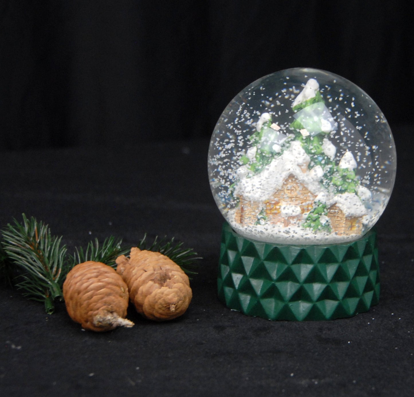 Schneekugel Hüttenzauber auf Sockel grün kubisch "PURE-Line" 10 cm Durchmesser - Schneekugelhaus