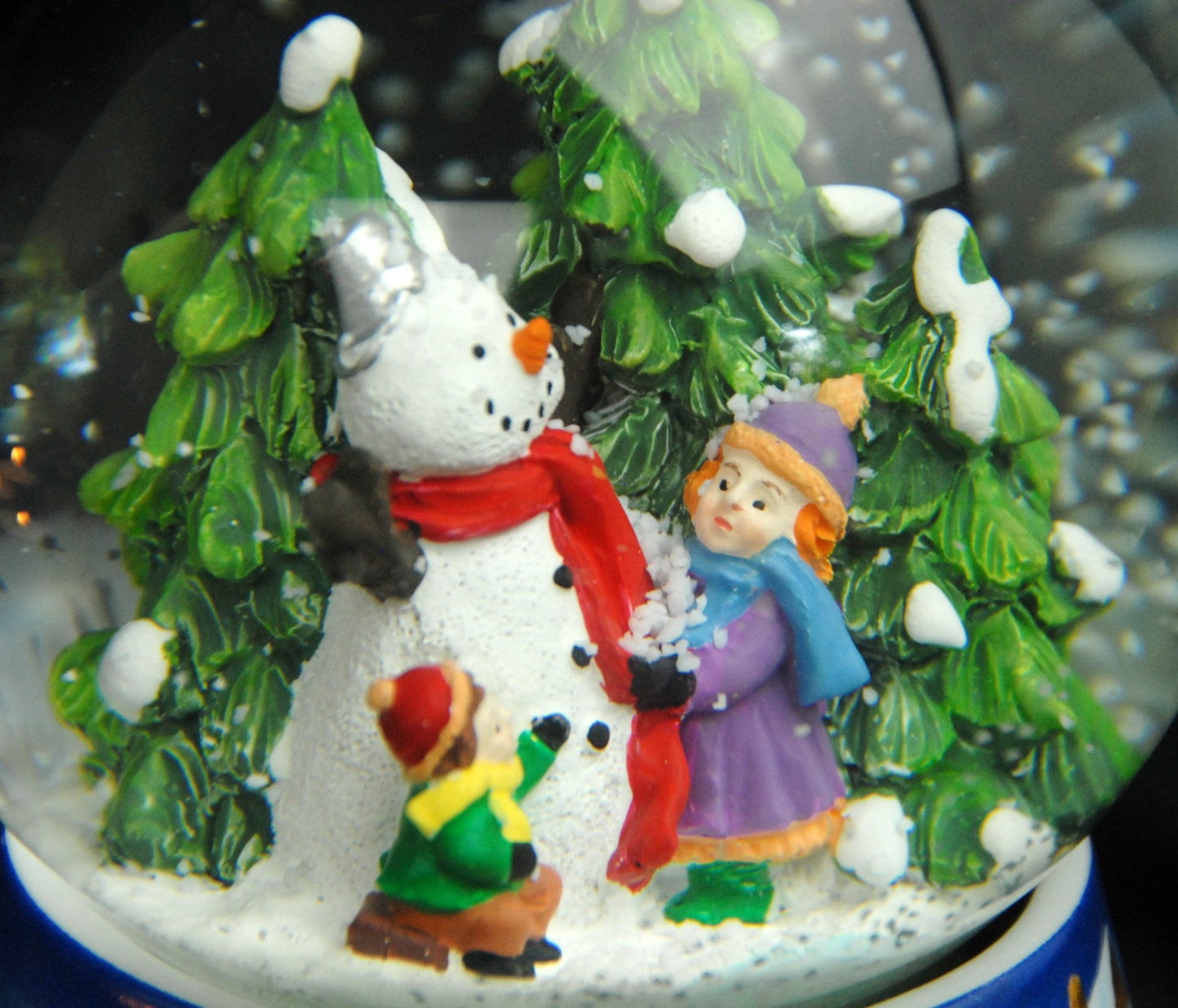Schneekugel Kinder bauen Schneemann auf Sockel Winterlandschaft Eisläufer blau mit Spieluhr 10 cm Durchmesser - Schneekugelhaus