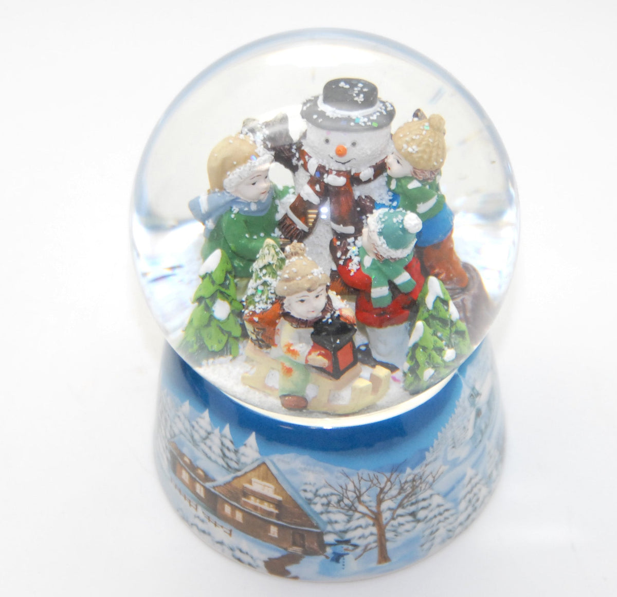 Schneekugel Kinder bauen Schneemann auf Sockel Winterlandschaft mit Spieluhr - Schneekugelhaus
