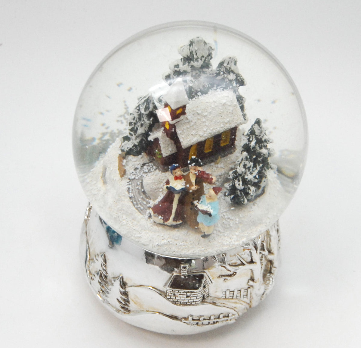 Schneekugel Romantischer Winterspaziergang auf Silber Sockel mit Spieluhr Winter Wonderland 10 cm Durchmesser - Schneekugelhaus