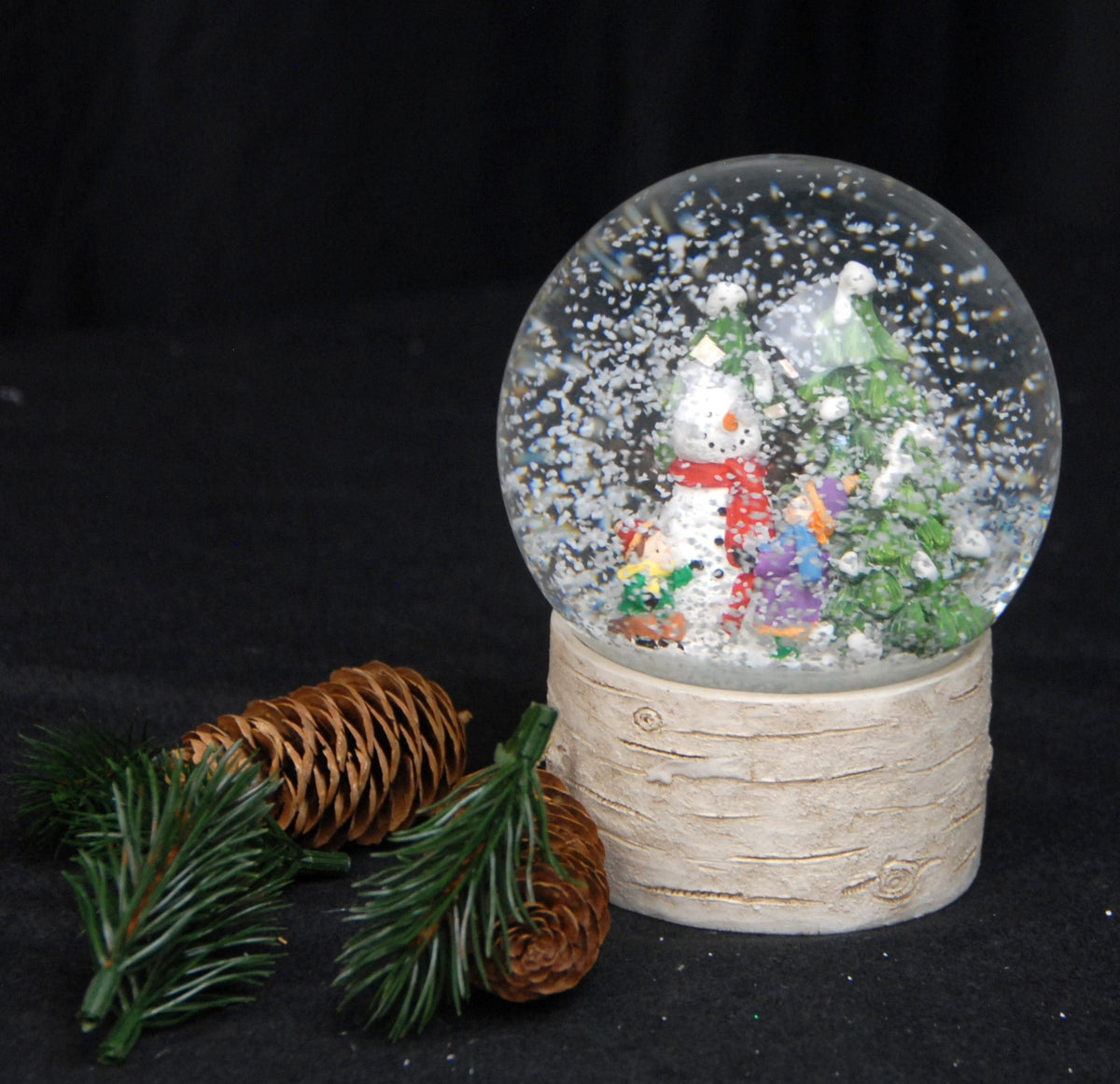 Schneekugel Schneemann mit Kindern auf Holzsockel "Country-Line" 10 cm Durchmesser - Schneekugelhaus