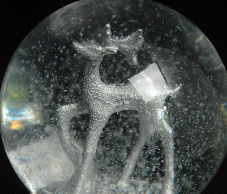 Schneekugel Silber Reh auf silber Sockel mit Spieluhr Winter Wonderland 10 cm Durchmesser - Schneekugelhaus