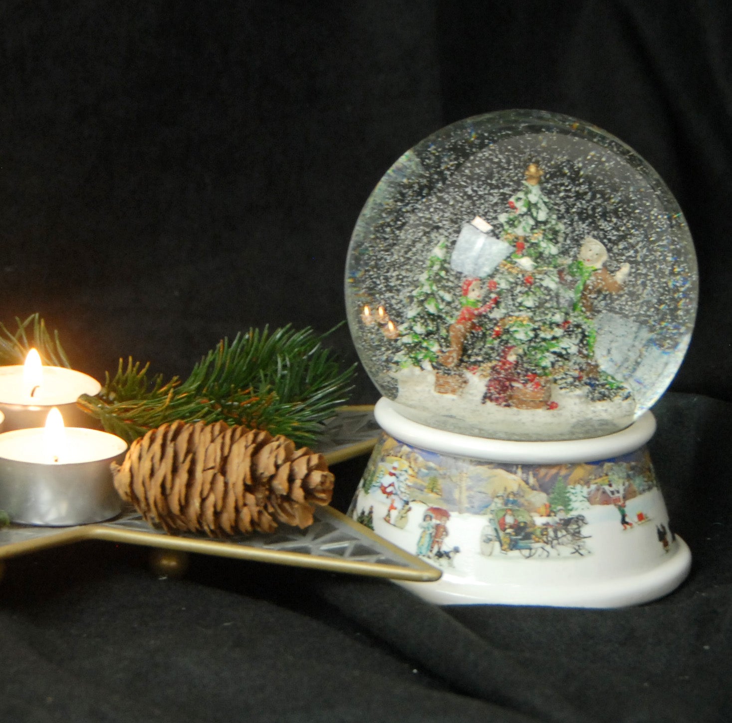 Schneekugel Weihnachtsbaum schmücken mit Geschenken auf Sockel nostalgische Schneelandschaft mit Spieluhr - Schneekugelhaus