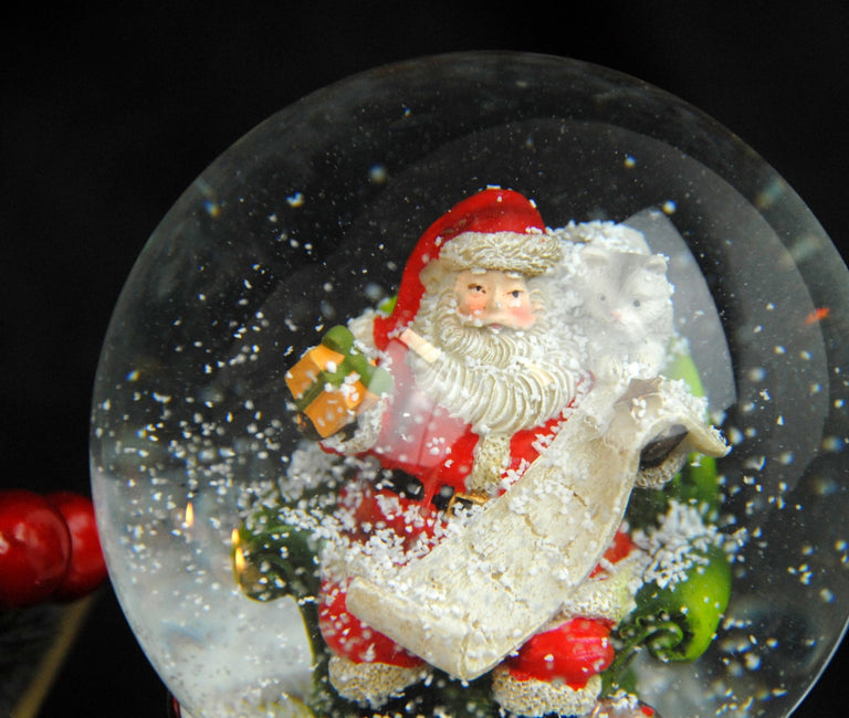 Schneekugel Weihnachtsmann mit Geschenkeliste auf Sockel nostalgische Schneelandschaft mit Spieluhr - Schneekugelhaus