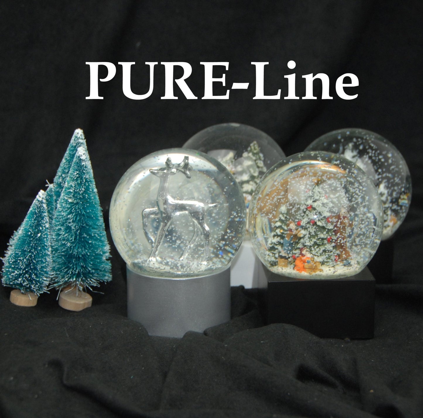 Schneekugel Weihnachtssinger auf Sockel schwarz eckig "PURE-Line" 10 cm Durchmesser - Schneekugelhaus